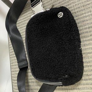 NWT Lululemon Everywhere Belt Bag *Fleece in Black